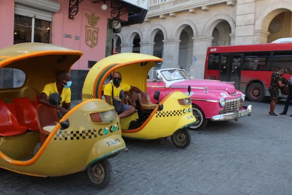 cocotaxis-la-habana-cuba