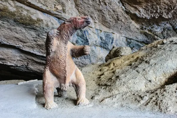 cueva-grande-monumento-de-del-milodon-natural-puerto-natales-ul-129916855